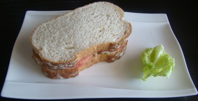 Bocadillo de atún, tomate y lechuga