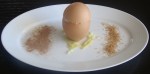 HUEVOS RELLENOS CON CANELA, CASCARA DE LIMÓN Y ALMENDRAS CON SU YEMA