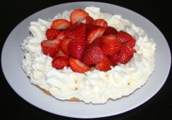 fresas-con-nata-sobre-base-de-pizza