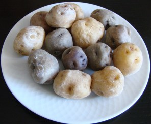PAPAS NEGRAS Y BONITAS