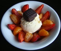 Fresa, Mandarina y Helado de vainilla con Bombón helado.