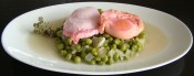 ARVEJAS CON HUEVOS ESCALFADOS CON AGUA DE BETERRADA