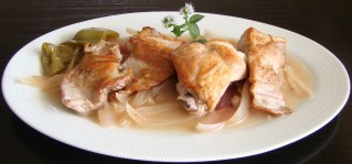 CONEJO EN SALSA DE CEBOLLA