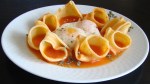dsc09943-jmacarrones-grandes-con-salsa-de-tomate-y-huevos-escalfados