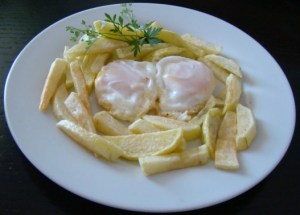 PAPAS FRITAS CON HUEVOS FRITOS