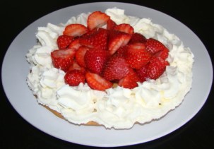 FRESAS CON NATA SOBRE BASE DE PIZZA