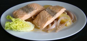 SALMÓN CON PAPAS Y CEBOLLAS ROJAS