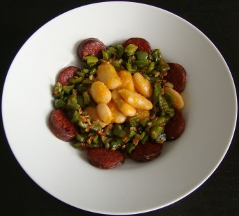 JUDIAS BLANCAS CON CHORILLO PARRILLERO ROJO