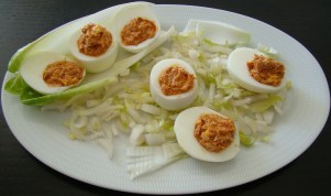 HUEVOS RELLENOS DE ATÚN CON MOJO PALMERO