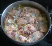 SALMÓN EN SALSA DE CEBOLLA Y JAMÓN SERRANO