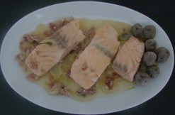 SALMÓN EN SALSA DE CEBOLLAS Y JAMÓN SERRANO