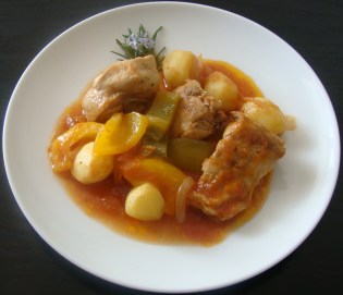 CONEJO CON SALSA DE TOMATE