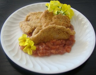 PECHUGA EMPANADA ACOMPAÑADA DE CREMA DE PERA Y FRESA