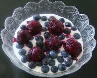 YOGUR CON ARÁNDANOS Y HIGOS TINTOS