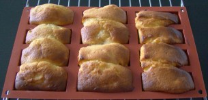 BISCOCHITOS DE NÍSPEROS CON UN TOAUE DE LICOR DE NÍSPEROS