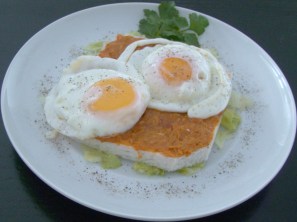 PAN CON CHORIZO Y HUEVOS FRITOS.jpg1
