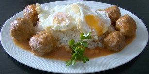 ALBÓNDIGAS CON ARROZ CON HUEVOS FRITOS1