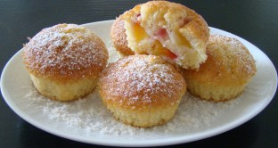 MAGDALENAS CON CIRUELAS EN TROZOS