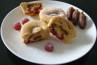 MAGDALENAS CON FRAMBUESAS Y DÁTILES.1jpg