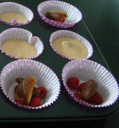 MAGDALENAS CON FRAMBUESAS Y DÁTILES