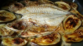 DORADA AL HORNO CON MANZANAS Y BERENJENA.jp2g