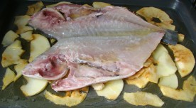 DORADA AL HORNO CON MANZANAS Y BERENJENA