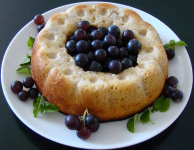 BIZCOCHO RELLENO DE UVAS FRESCAS