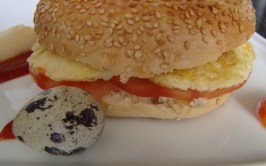 BAGEL CON HUEVOS DE CODORNIZ.2jpg