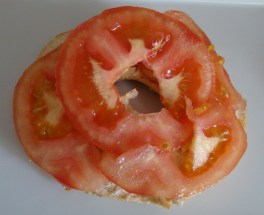 BAGEL CON HUEVOS DE CODORNIZ