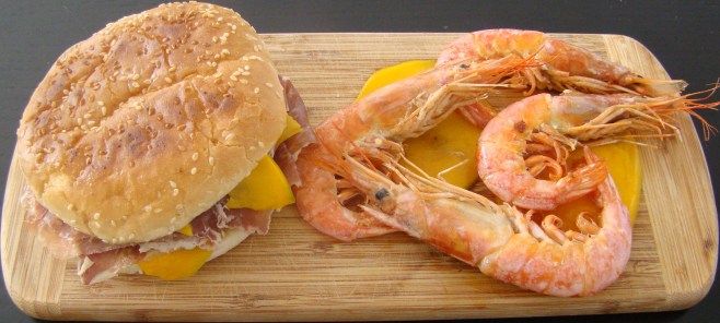 HAMBURGUESA DE JAMÓN SERRANO Y GAMBONES