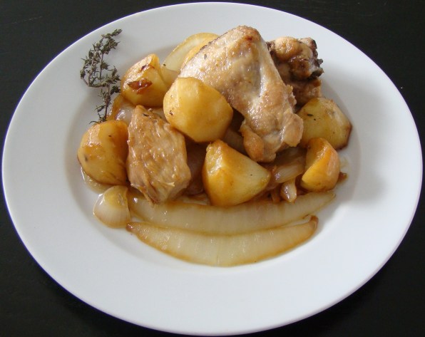 POLLO FRITO CON CEBOLLA Y PAPAS