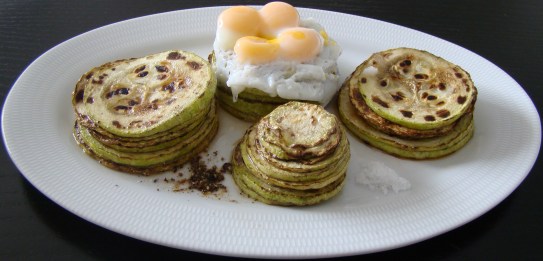 HUEVOS DE CODORNÍZ CON CALABACÍN