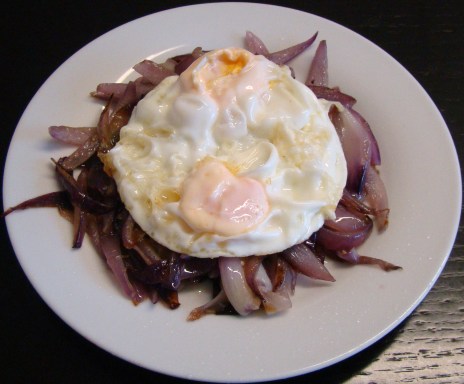HUEVOS FRITOS CON CEBOLLA ROJA