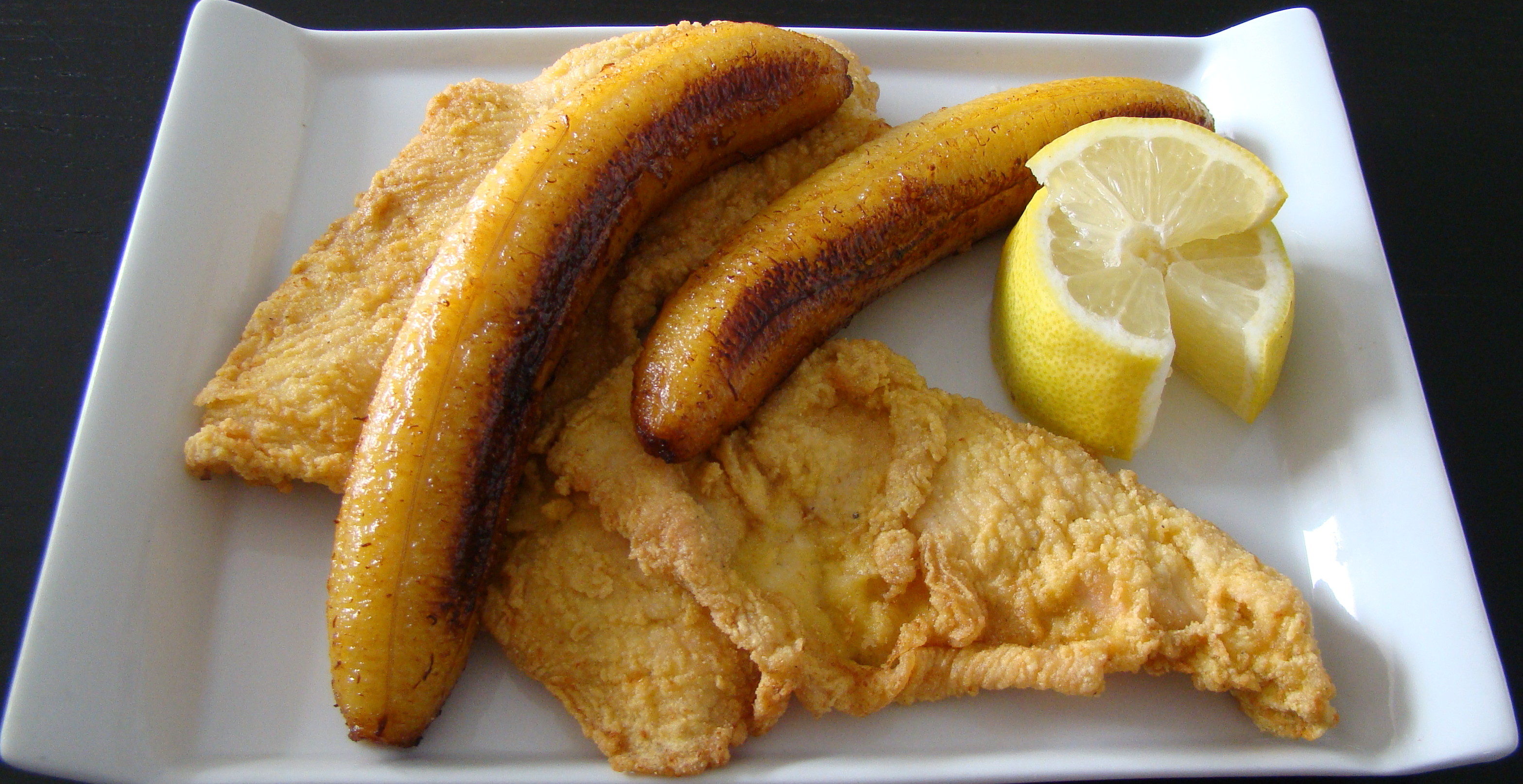 PECHUGA EMPANADA CON PLÁTANOS