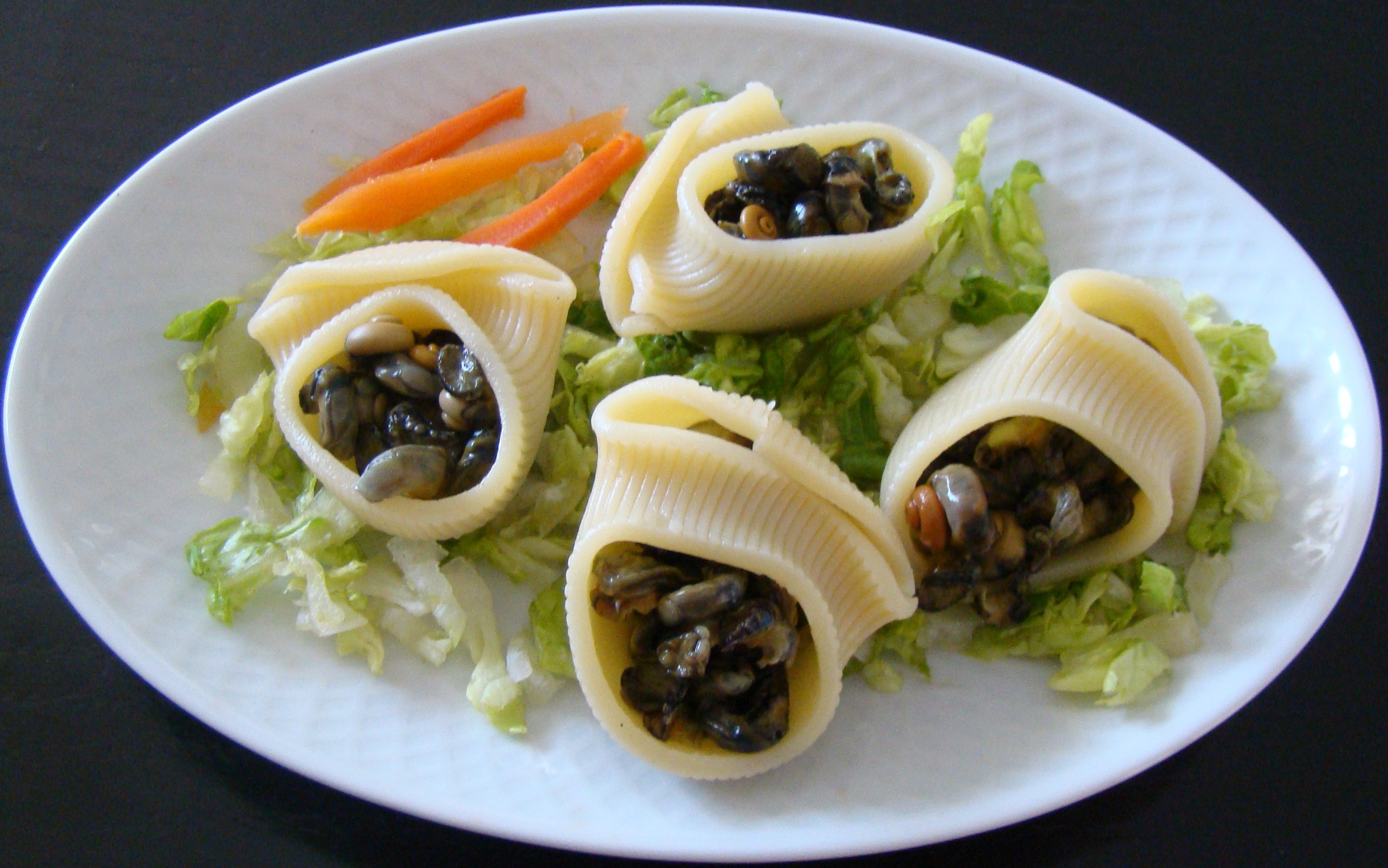 CONCHA DE PASTA RELLENAS DE BURGADOS